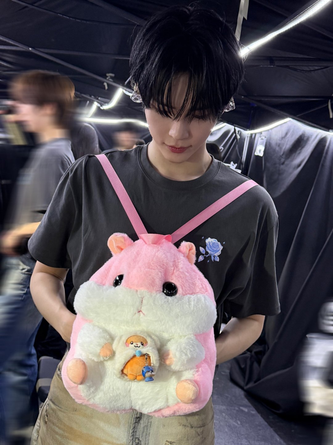 儿子放学了，妈妈来接你了 