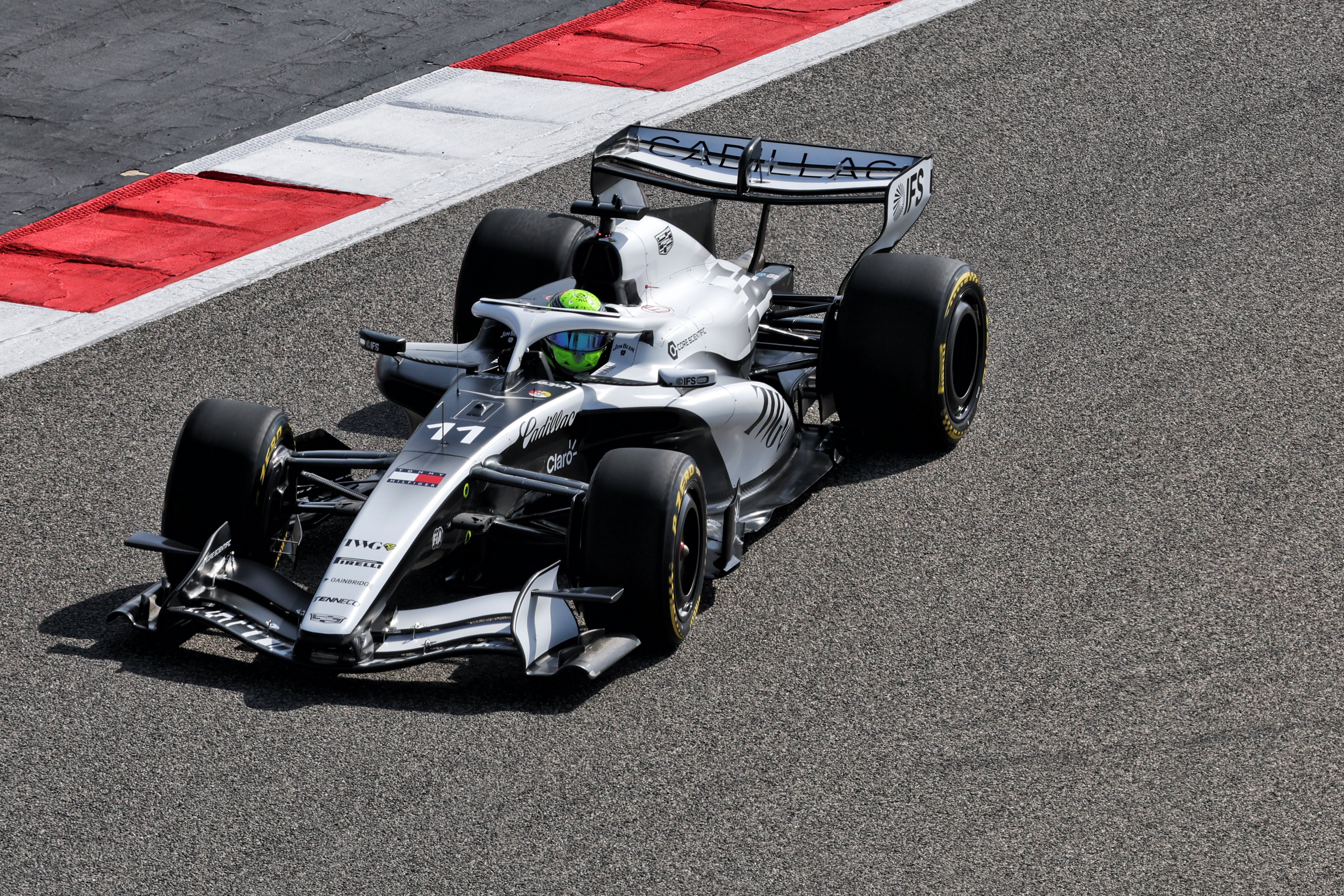 凯迪拉克F1车队在巴林进行第二次赛道拍摄日的照片👀…这么看 实车是帅的🤍F1