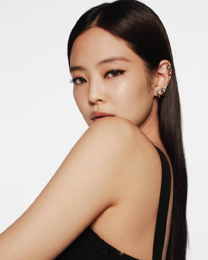 Jennie女王级别  Jennie开年香奈儿大片   Jennie 凭借开年香