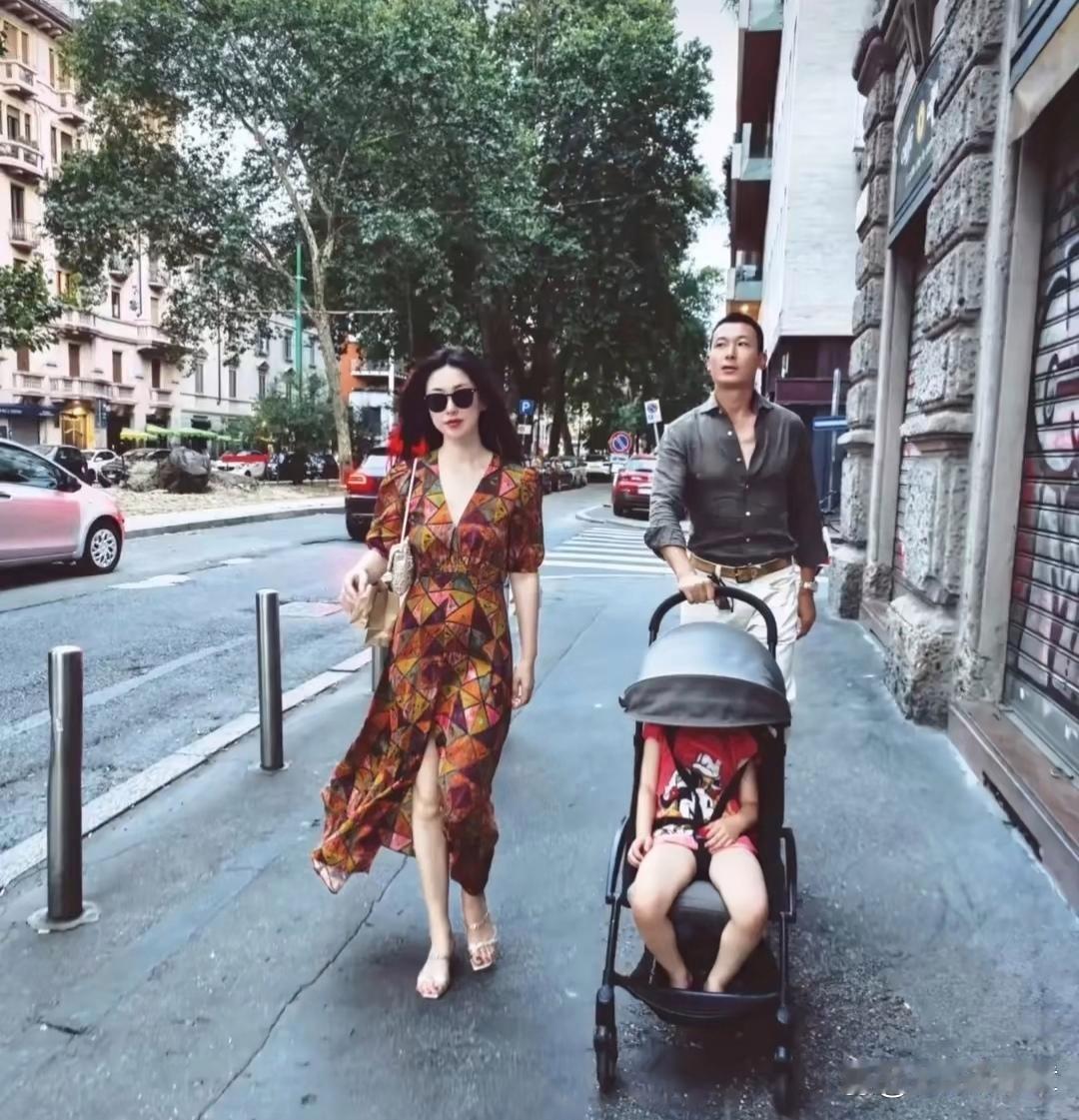 朱珠晒照，一家三口，开启意大利之旅！不得不说，这一家人，走在街头，太拉风了，回头