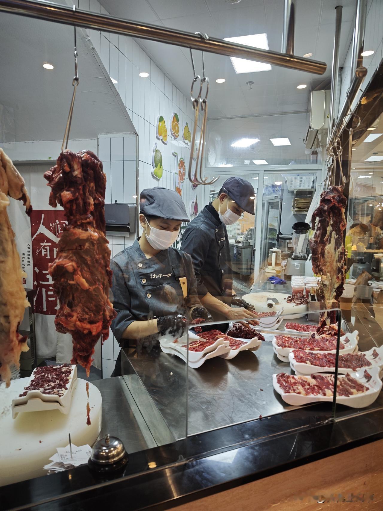 有了人工智能和人形机器人，大多数人都将失业，必入白领被数字人取代，蓝领被机器人取