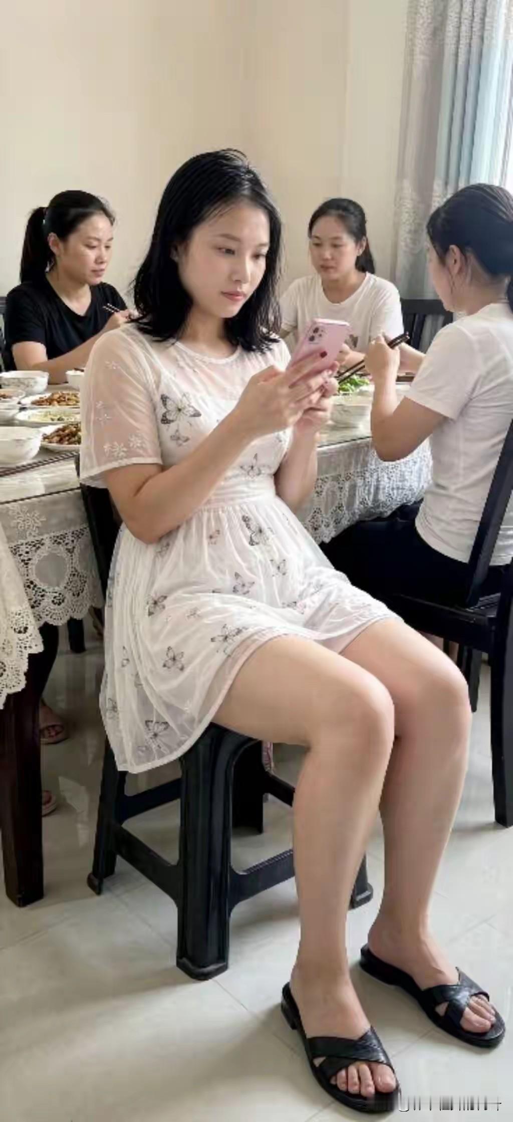 闲坐筵前静自宁，
轻观世事淡功名。
人间烟火寻常味，
一寸清欢慰此生。
 
中年