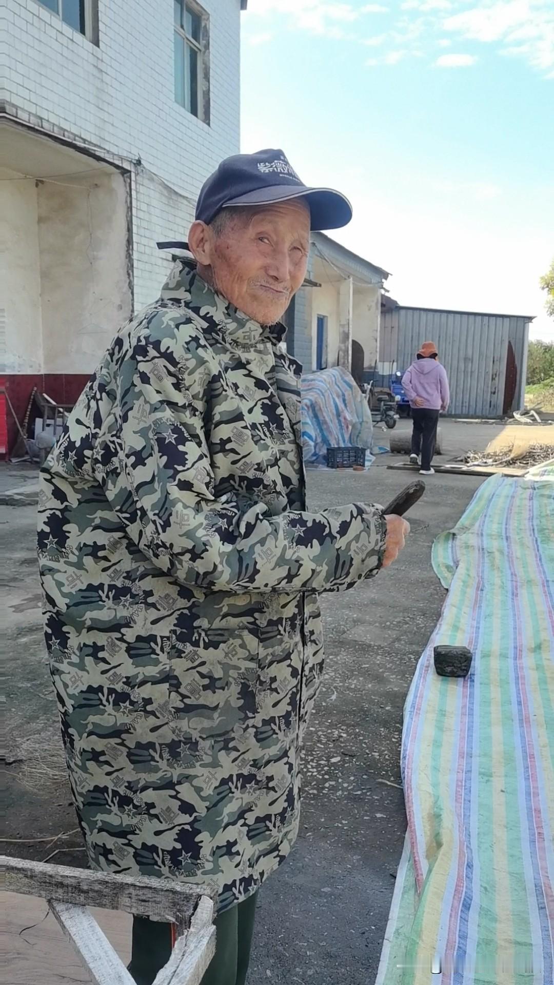 淳朴的家乡人。

10月5号我和两个弟弟回老家去给父母扫墓。

因为我做了一个梦