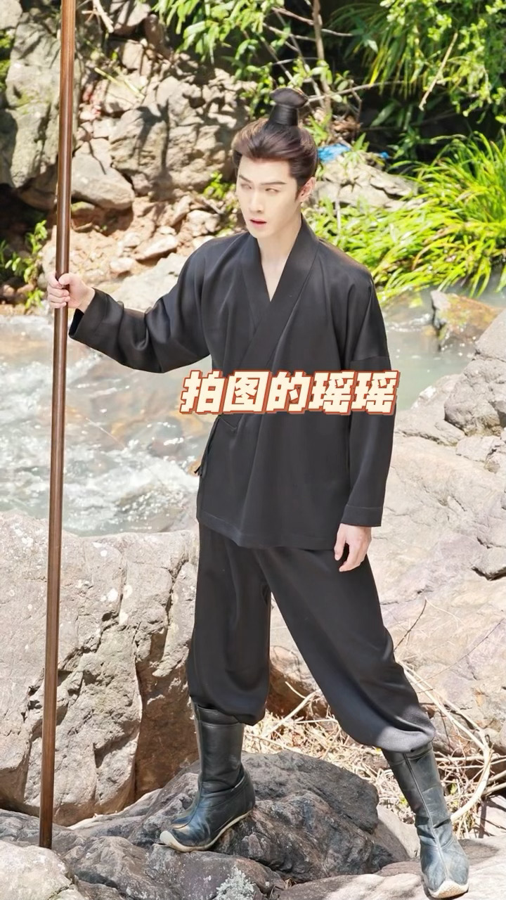 这个体态太好了吧李昀锐溪边练武路透李昀锐穿里衣溪边练武路透
