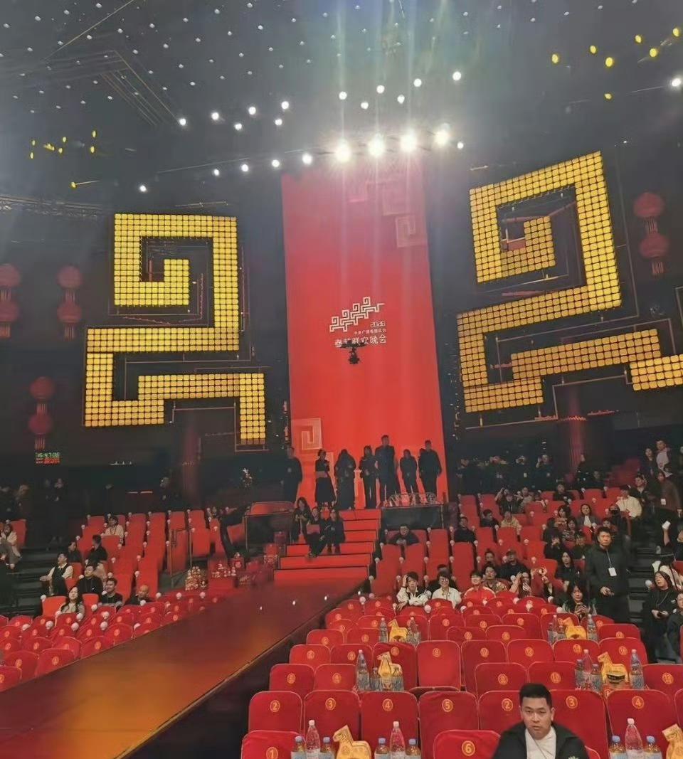 网友A：原来这就是现实里的春晚舞台啊，感觉比在电视上看的小多了，完全没那种“巨无