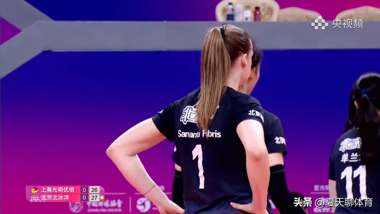 全主力的上海女排跟北京女排撕得这么激烈，第一局上海34-32险胜北京，感觉上海女