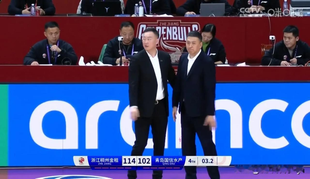 刘维伟指导明显对曾经的老东家不满意。

今晚浙江vs青岛的比赛中，刘维伟指导和王