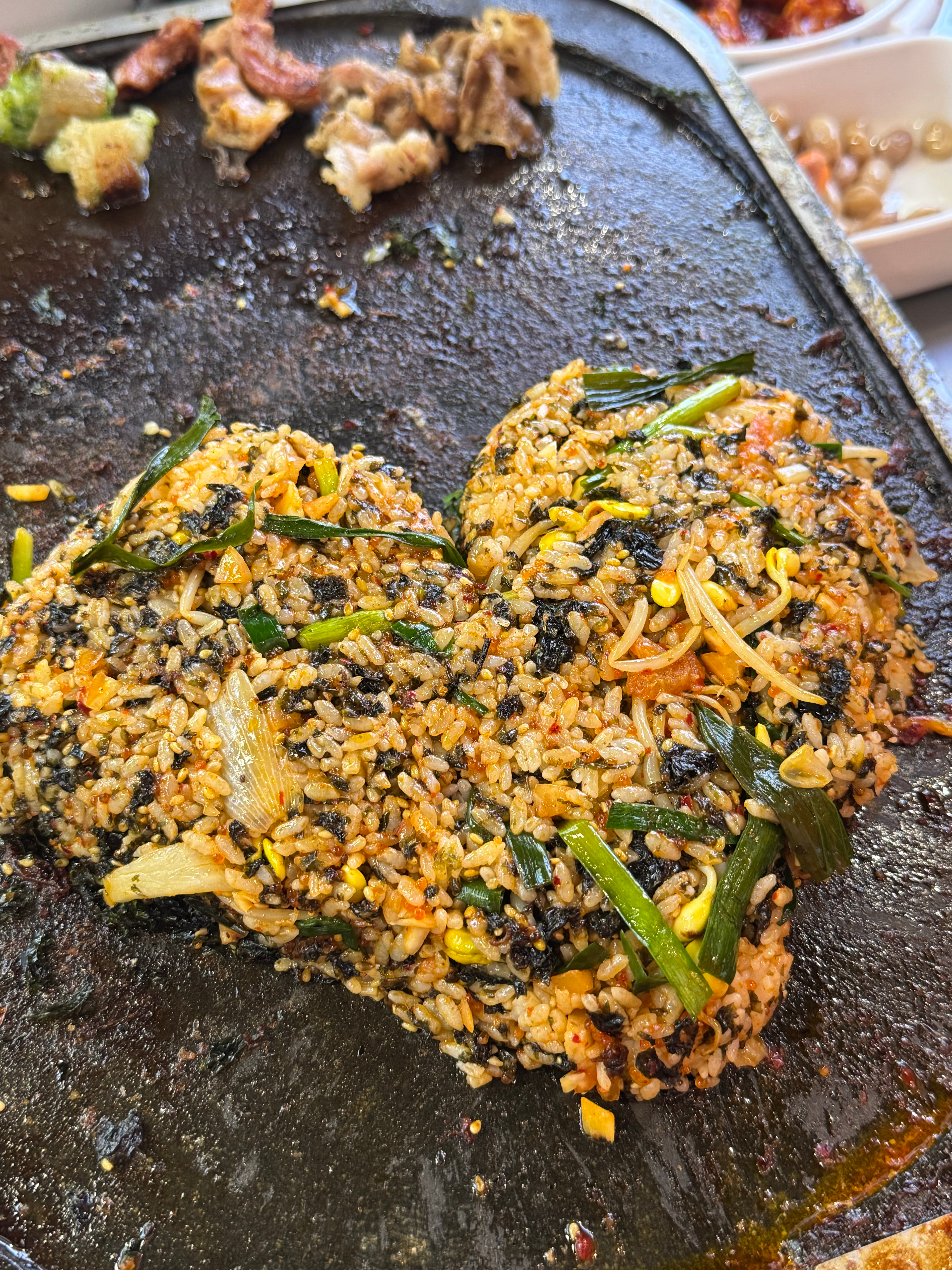 没有猪五花的烤肉店，吃牛肠的，大肠很香，也确实享银，米饭很好吃。本来看着终于又有