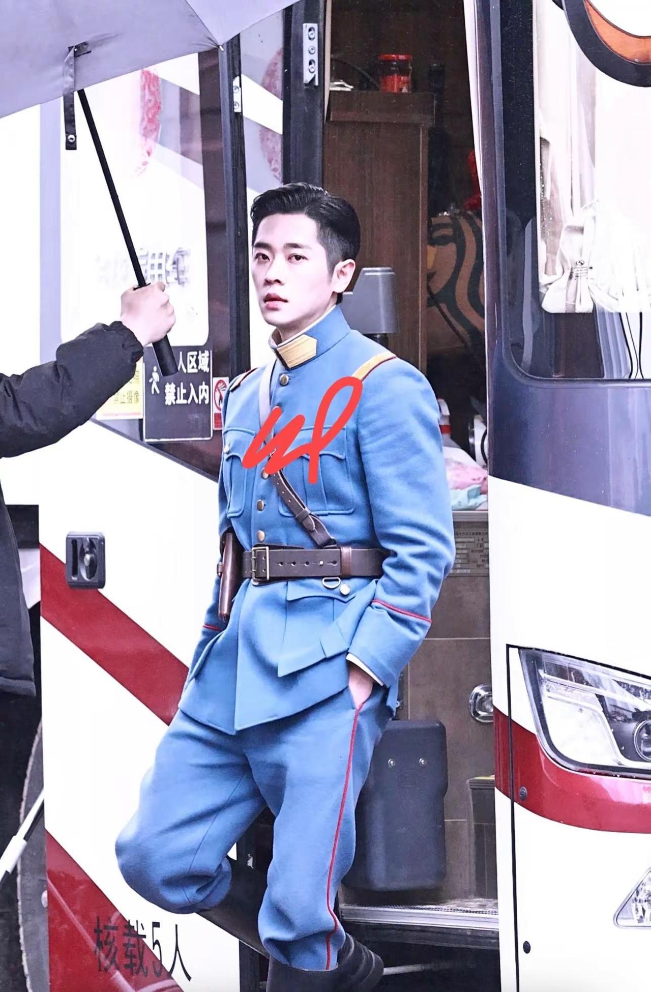 刚刚丞磊对视打招呼太帅了。丞磊