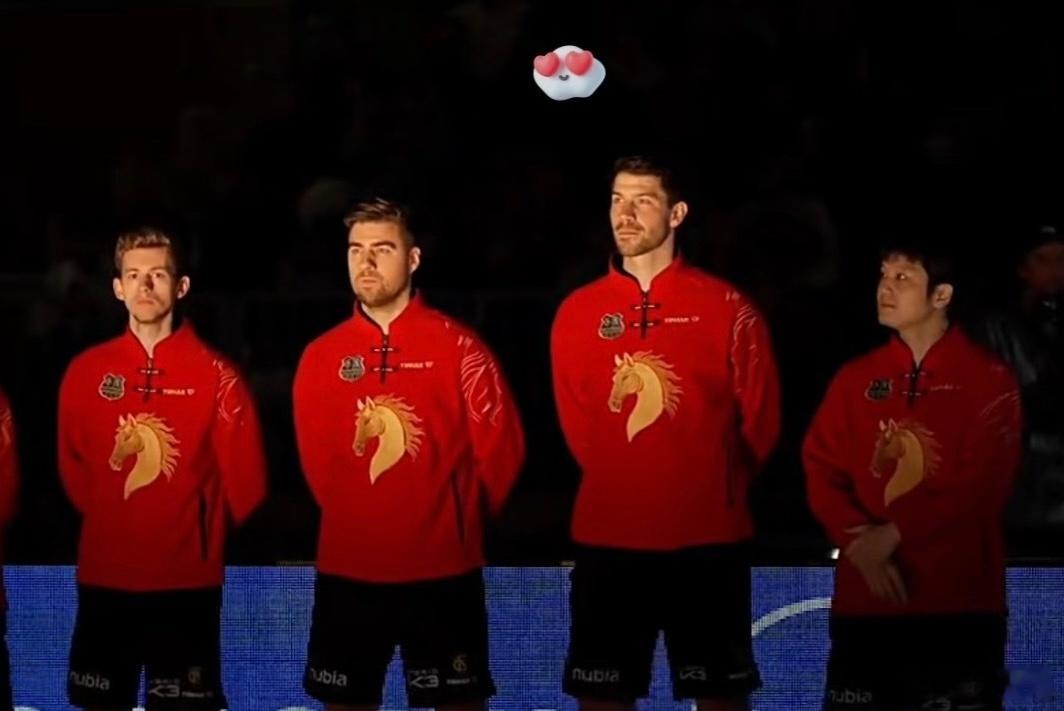 樊振东身穿中国红队服太棒了！樊振东的到来，变相成为了中国文化的推广大使，不仅带动