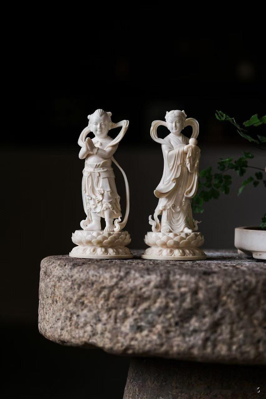 有一种美，天真而不失雅致。

金童玉女并立，面容秀丽，神态灵动乖巧，衣带随身姿自