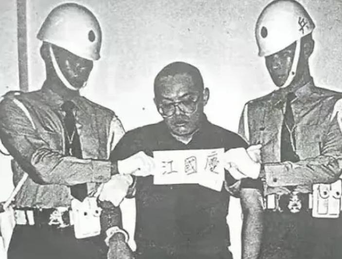 1997年，士兵江国庆强奸女童被判死刑，枪决前江国庆咬牙切齿地诅咒说：“人不是我