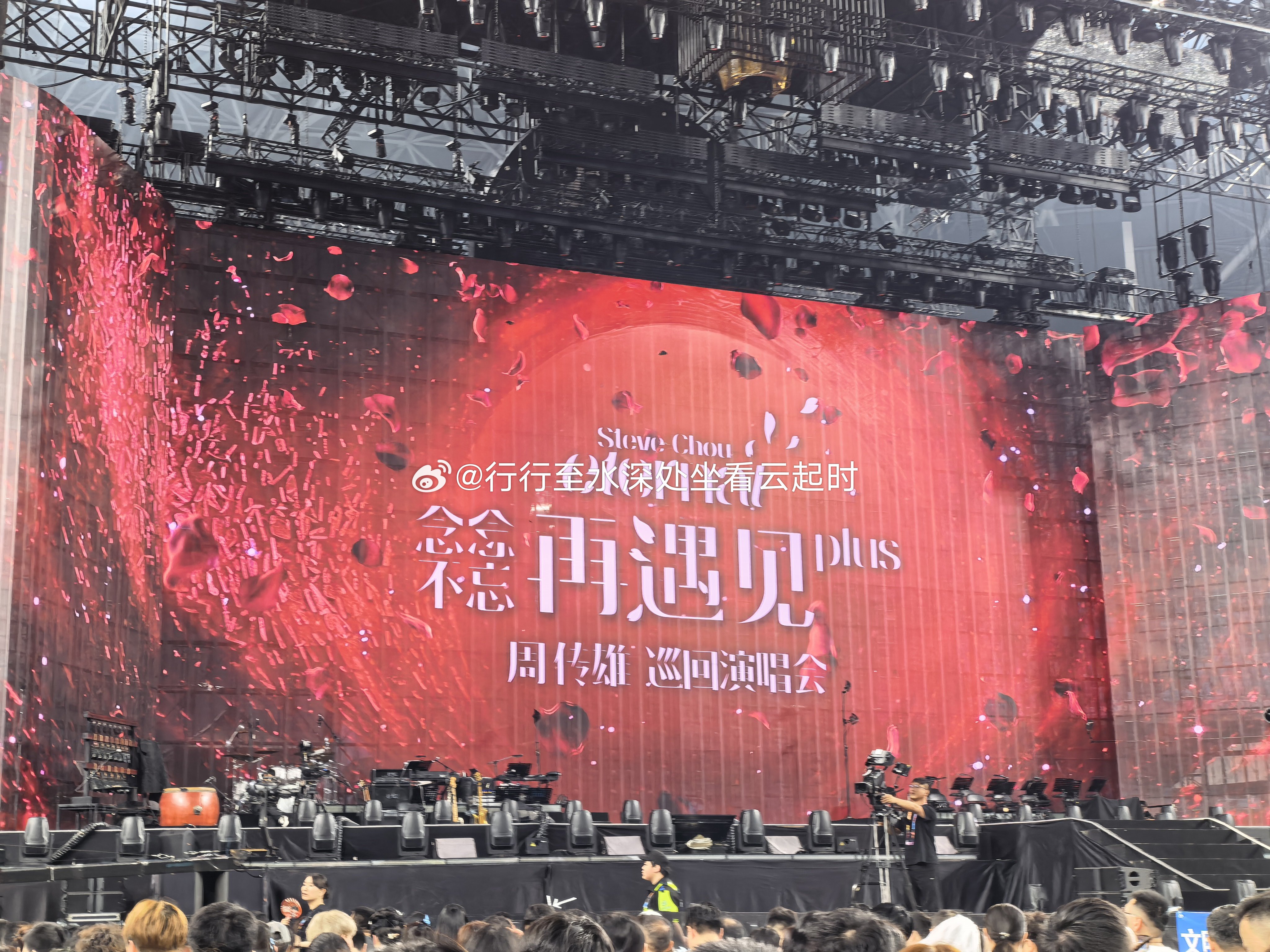 对80后来说，周传雄是符号一般的存在。青花、黄昏、寂寞沙洲冷、男人海洋、弱水三千