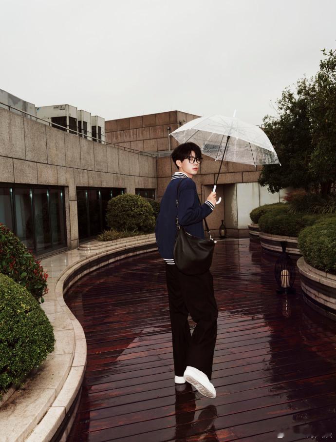 #周翊然有自己的撑伞美学##周翊然可爱到想见翊面#周翊然的撑伞之美令人陶醉，透明