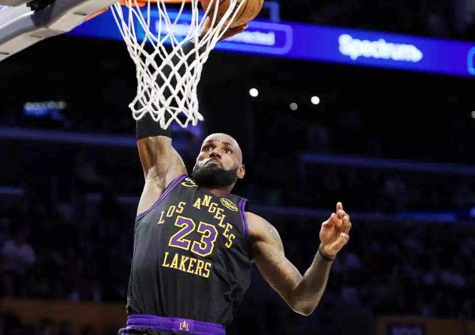 湖人啊！湖人，迎来最艰难的时刻，常规赛收官阶段，东契奇伤了，里弗斯伤了，两人都要