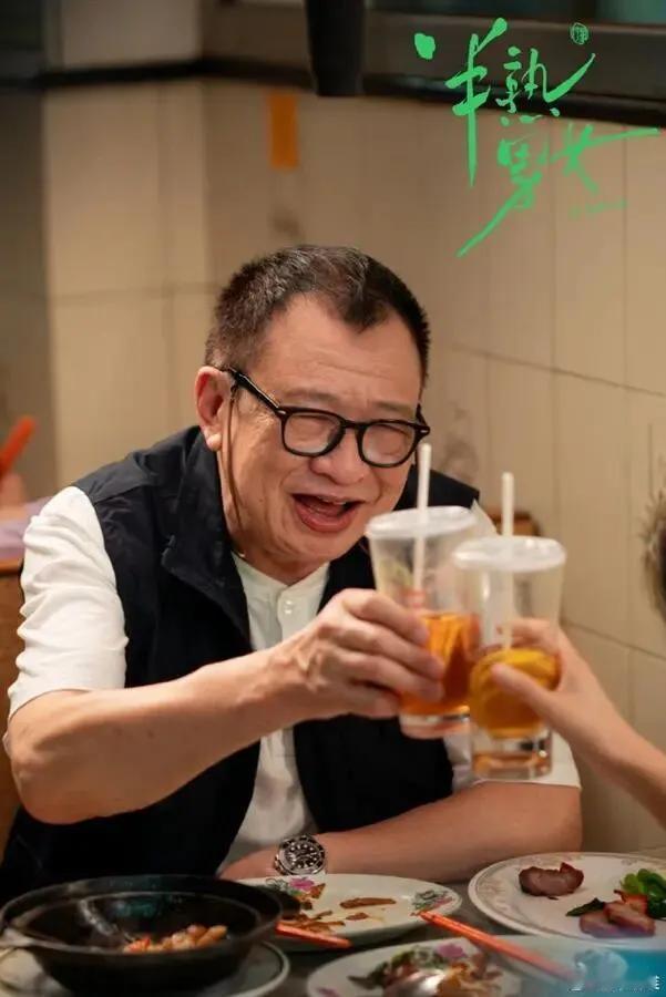 听说他病危
老友纷纷来
病房变茶聚
雄哥聊旧事
笑出眼泪花
雄叔摆摆手
往事莫再