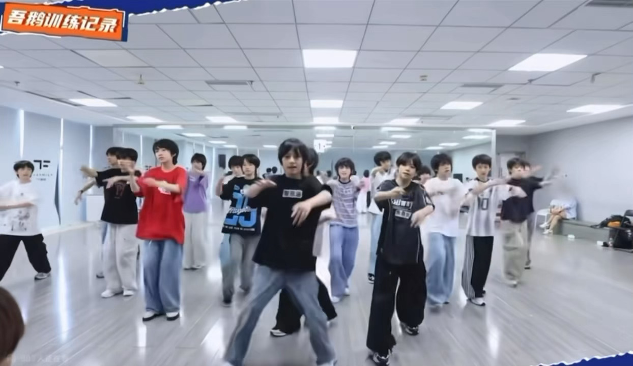 高铭阳c位领舞vs智恩涵c位领舞我感觉这两位表现力都挺强的，站在c位观赏性拉满，