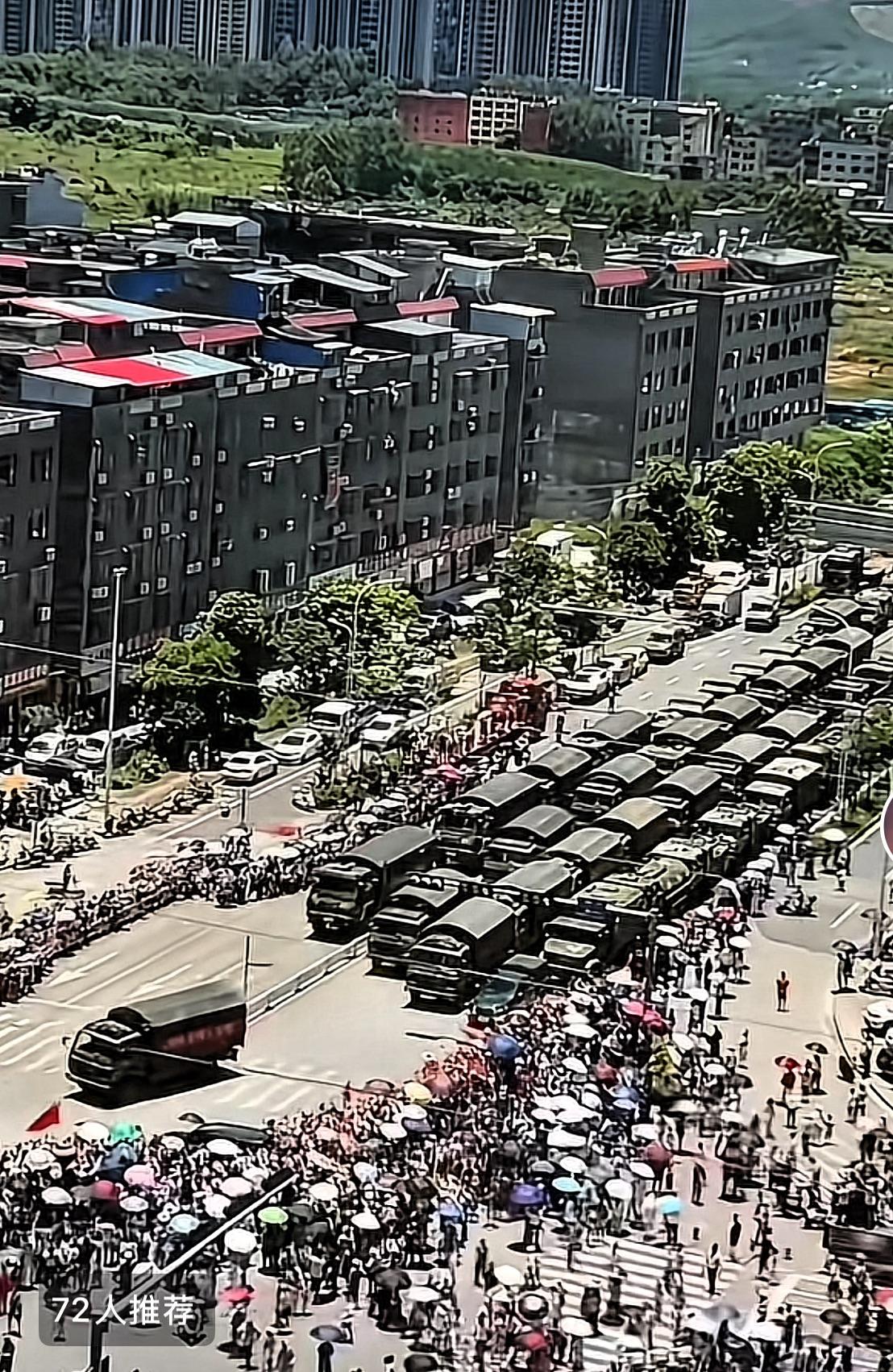 画面好温馨，广西灾难过后，民众夹道欢送人民子弟兵，当军车缓缓离开时，热心的民众给
