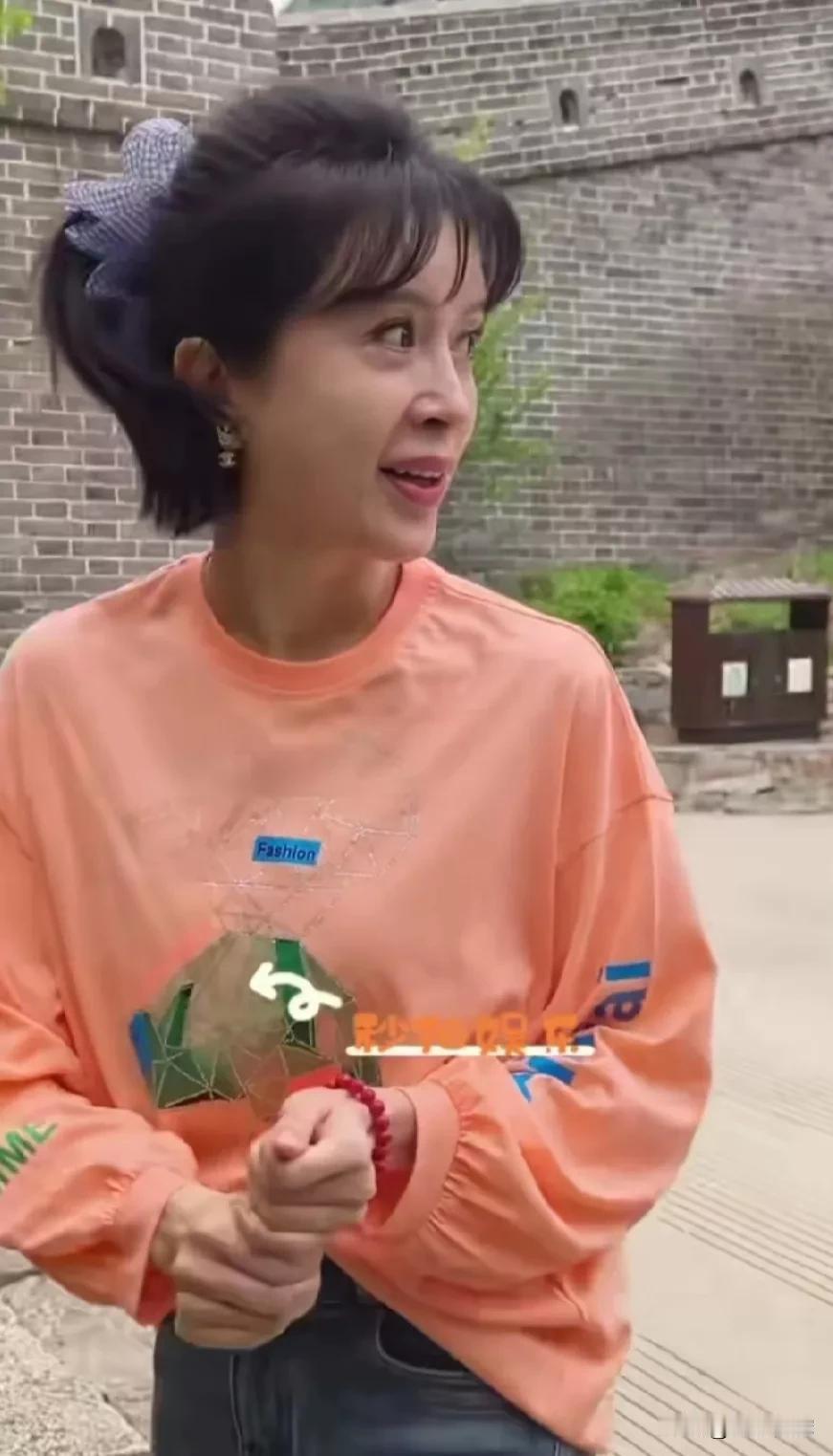 金巧巧不过才50岁，衰老得也太快了，眼神比六七十的老太太还不如。她真以为自己是孔