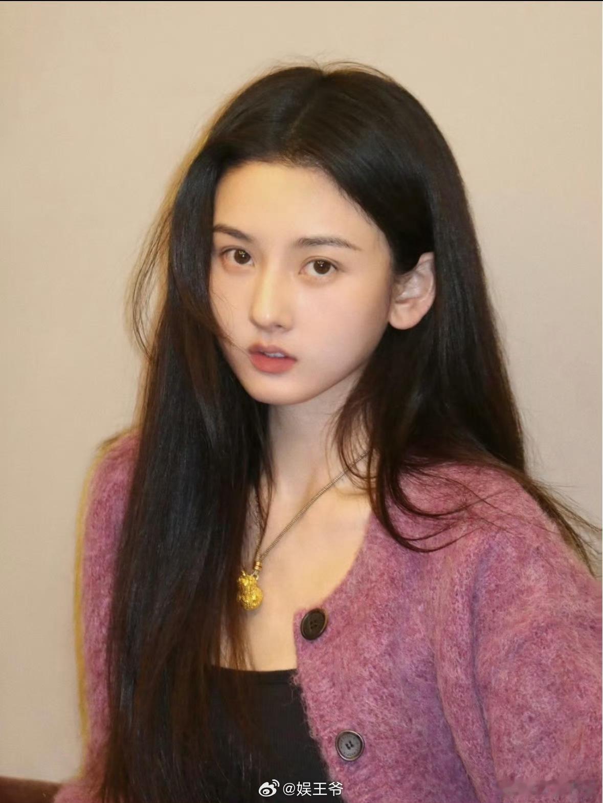 宋祖儿建模骨相顶起了一切宋祖儿素颜有好特别的清冷松弛感 宋祖儿纯素颜 