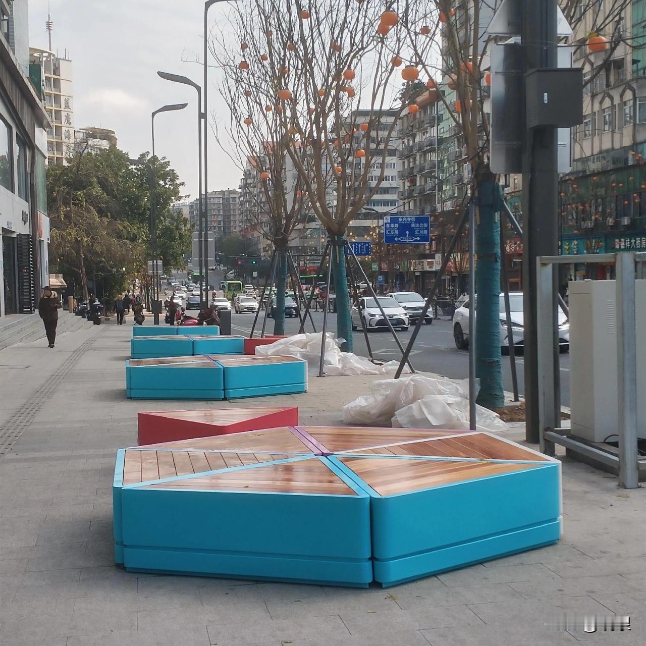 昨天  自贡汇东四医院旁的人行道上安装的座櫈真是“稀奇”

颜色“鲜亮”又巴适 