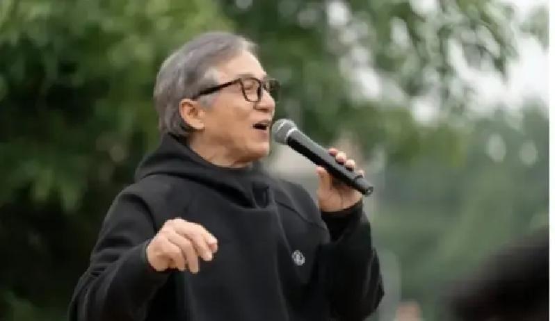 成龙71岁才在监控里看到72岁的林凤娇一个人慢吞吞叠衣服，当场情绪崩了。
这些年