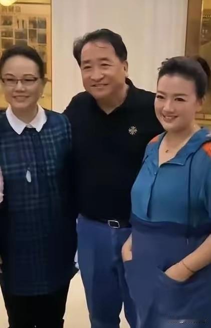 站在姜昆老师身边的这两个女人是谁？感觉都是很富态的，感觉他们的关系都特别的好，照
