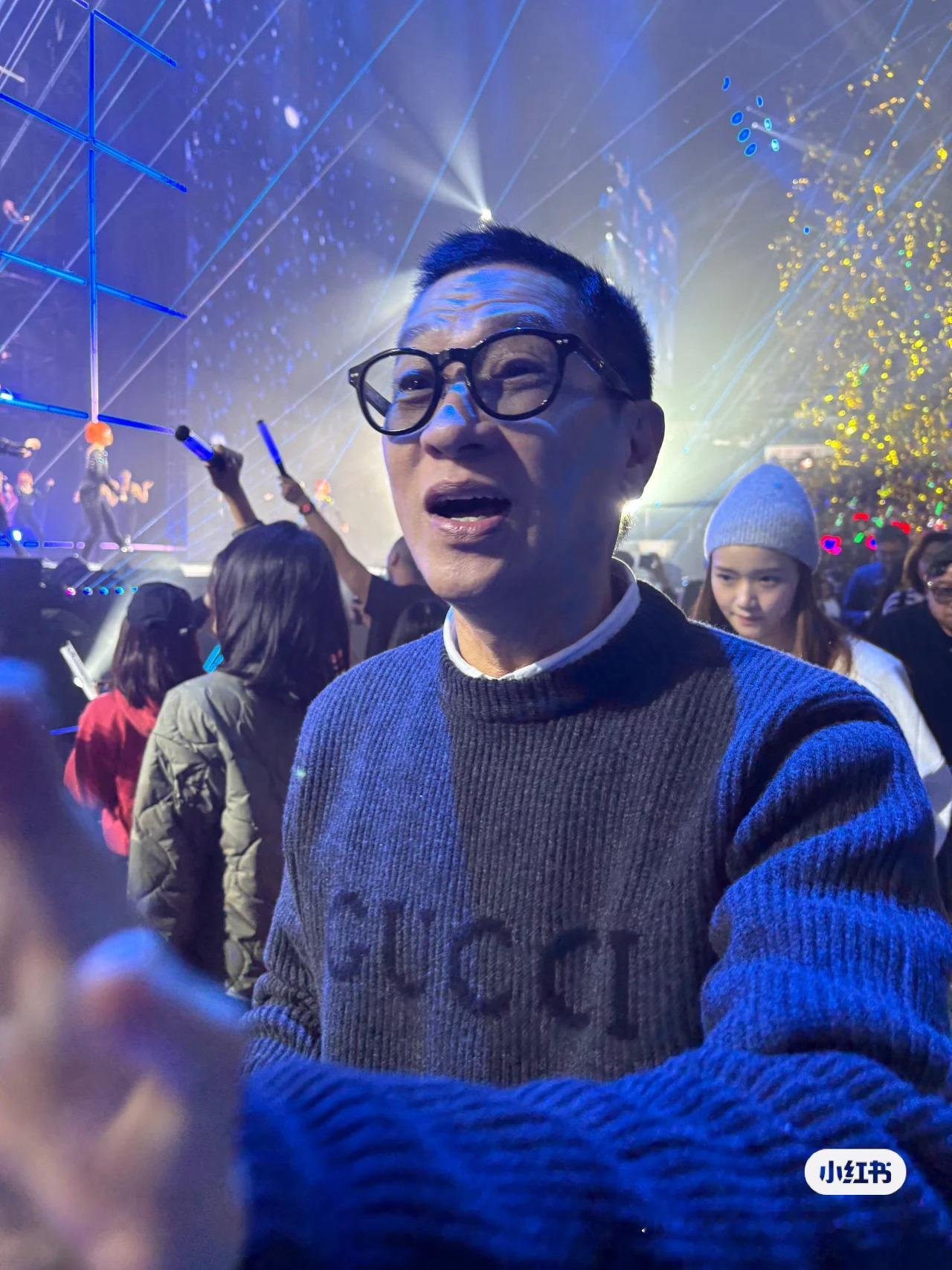 张家辉看张学友演唱会 