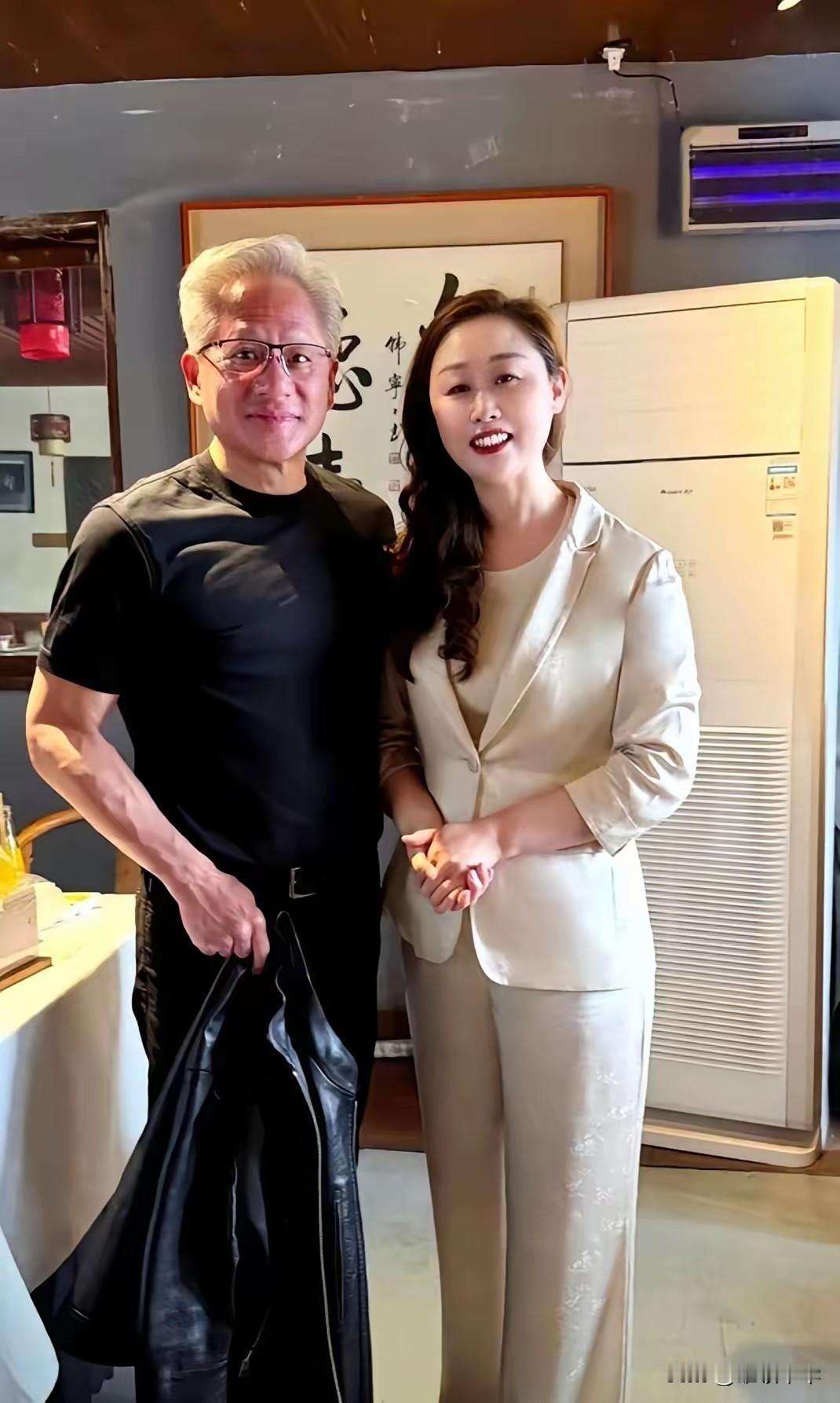 这就是所谓的“客大欺店”吧，美国访华代表团员之一的黄仁勋在北京品尝美食，庆云楼饭