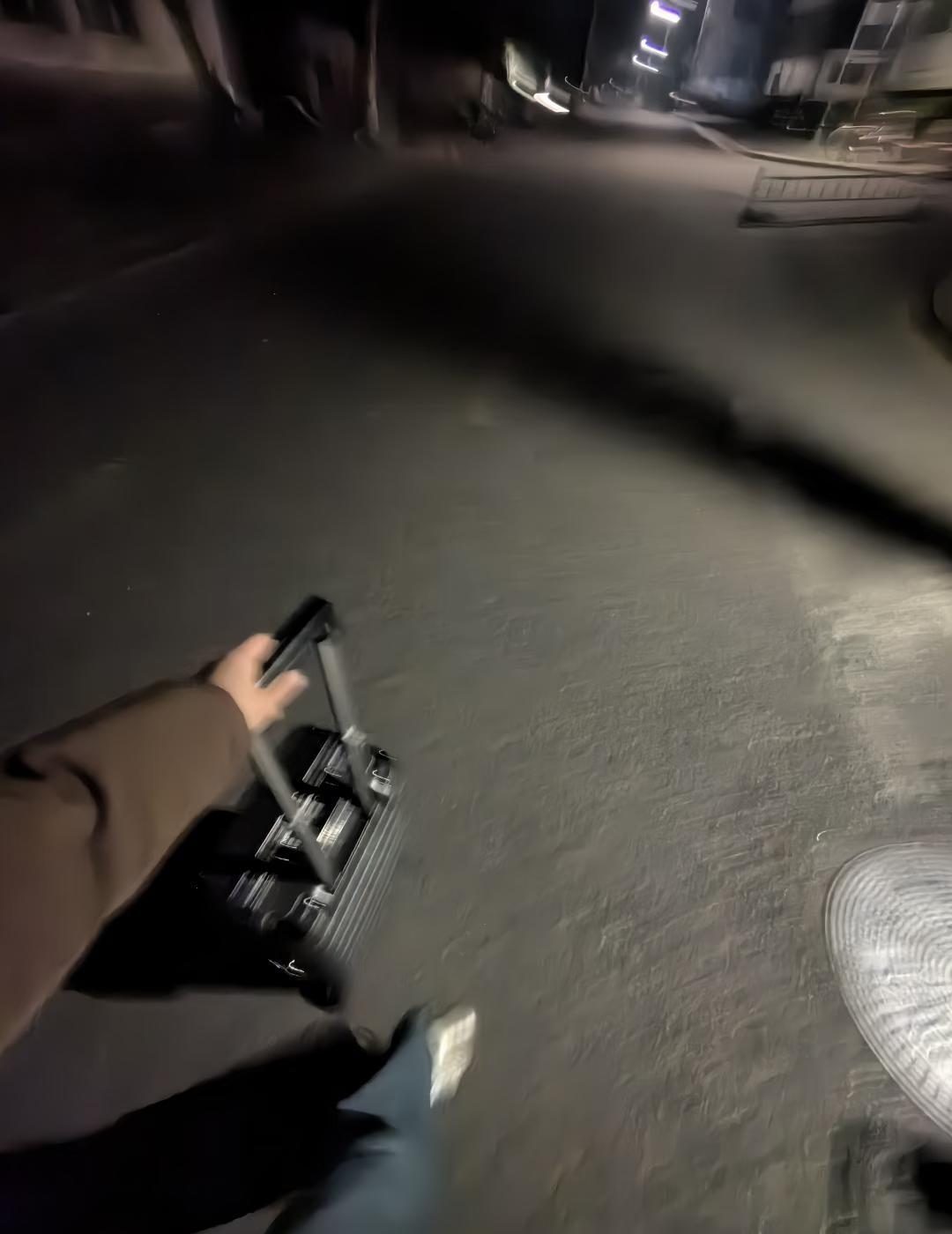 北大出发 最早班地铁 大兴飞
4:40 校内宿舍出发（六点前只有东南门和南门开放