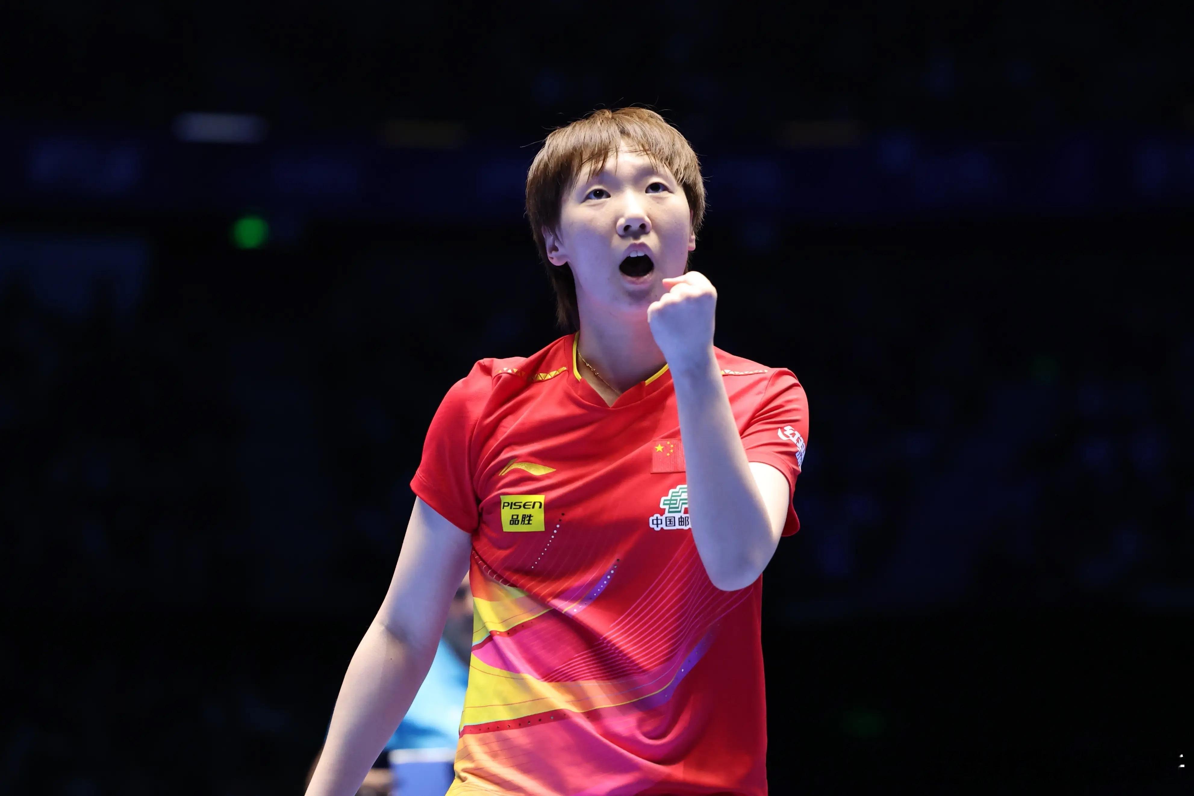 国乒迷糊名场面！王曼昱赛后穿错梁靖崑裤子，裤腰宽松秒反应笑翻全场国乒赛场再现欢乐