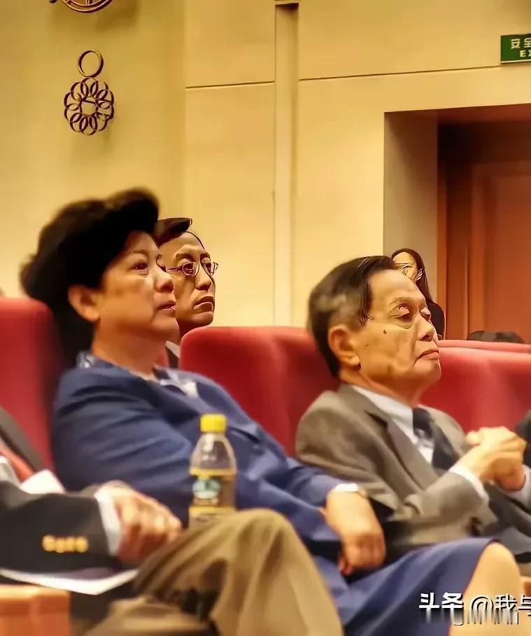 今天近在咫尺，明天远在天漄。今天相逢相知，明天相亲相爱！物理泰斗杨振宁在汕头大学