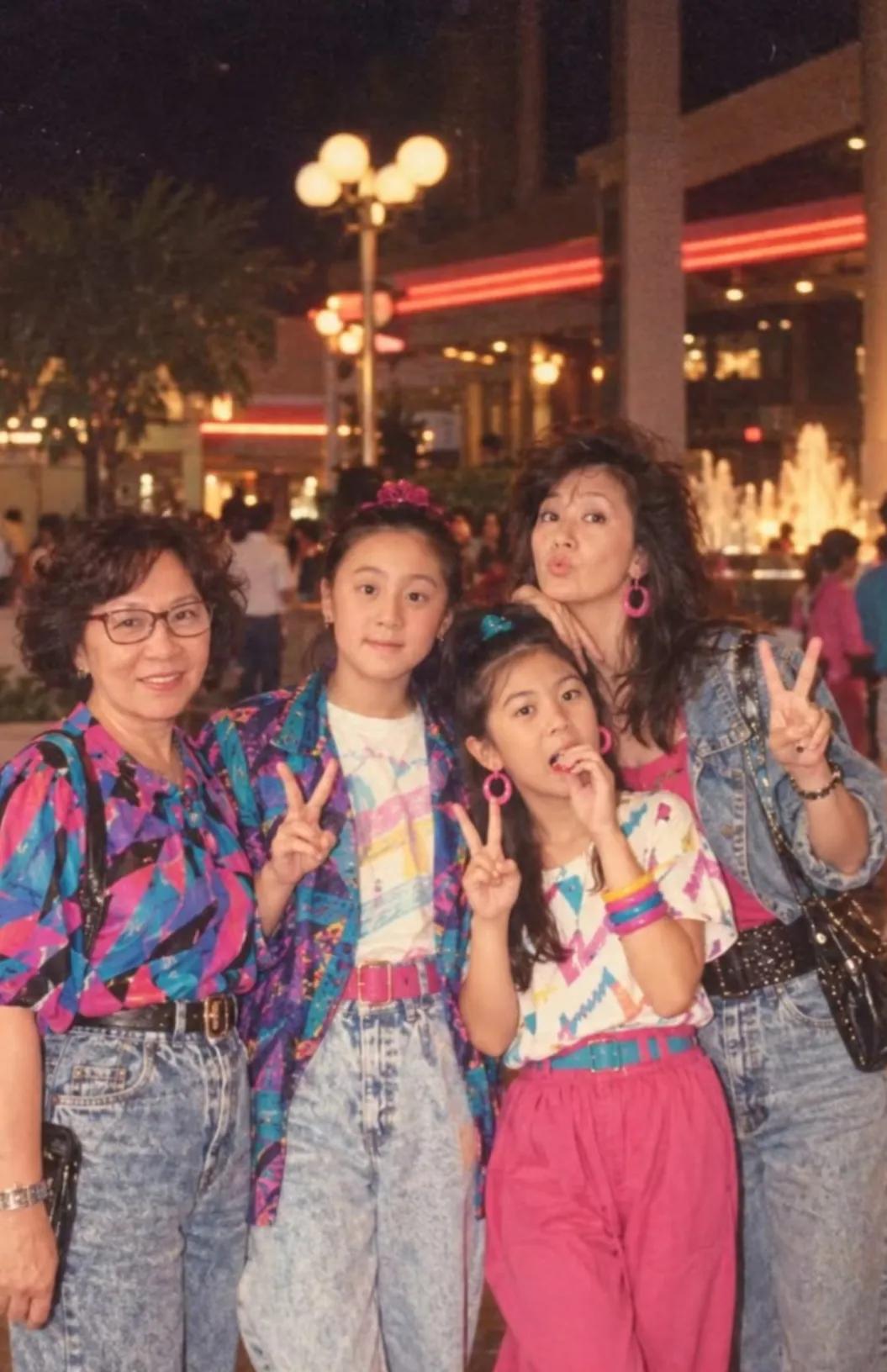贾静雯一家三代同框，两个女儿都这么大了，一个像爹一个像妈，太漂亮了。外婆也这么年