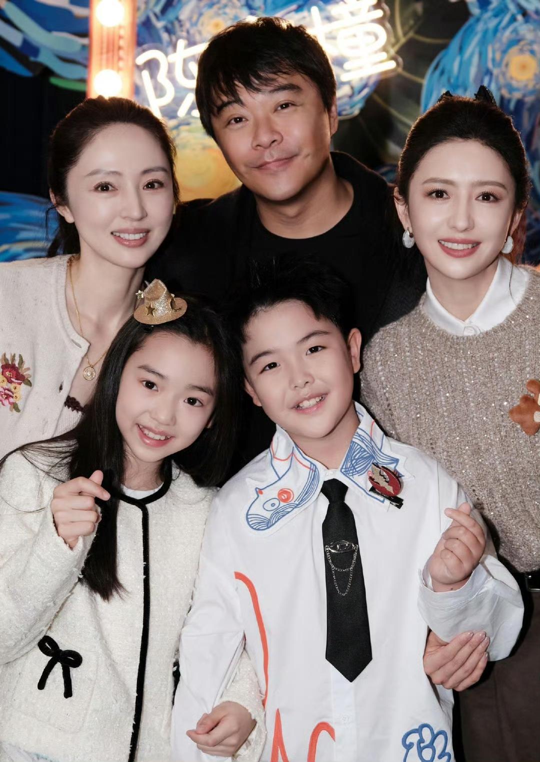 这张因为陈思诚头歪向了董璇，被调侃他俩更像是一对。

但是大家却忽略了，陈思诚和