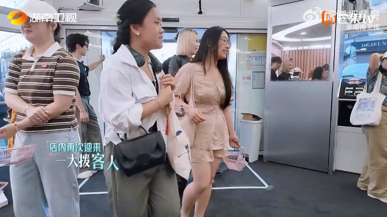 可给尚雯婕忙晕了 尚雯婕刚忙完快闪，马不停蹄往店里跑，就惦记着外国客人的需求。到