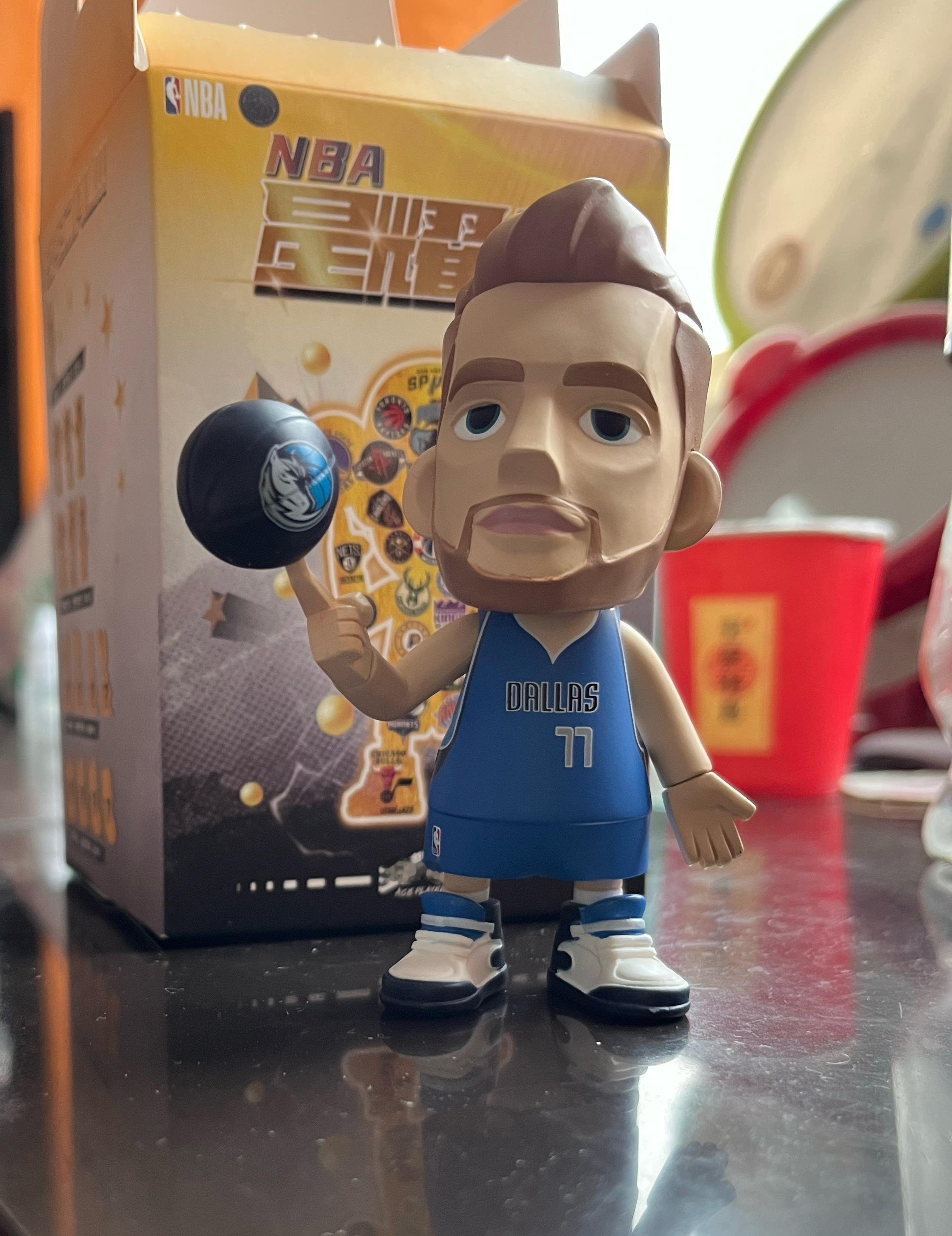 之前参与全明星活动nba官方送的盲盒到了，拿到盒子封面瞅了一眼没有哈登，打开一看