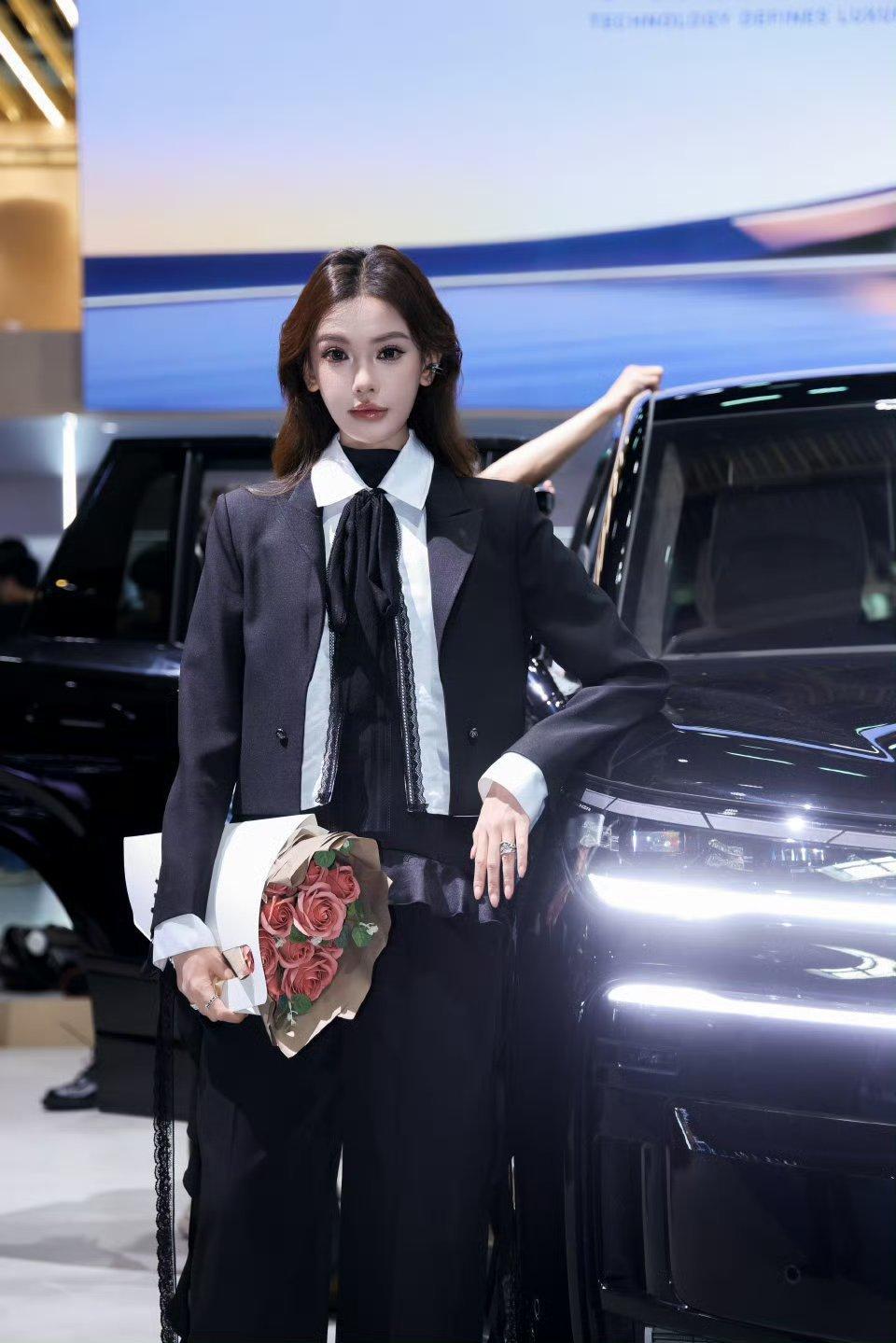 2026北京车展，比亚迪依旧独占整馆，从展台布局到模特定制服装，每一个细节都体现