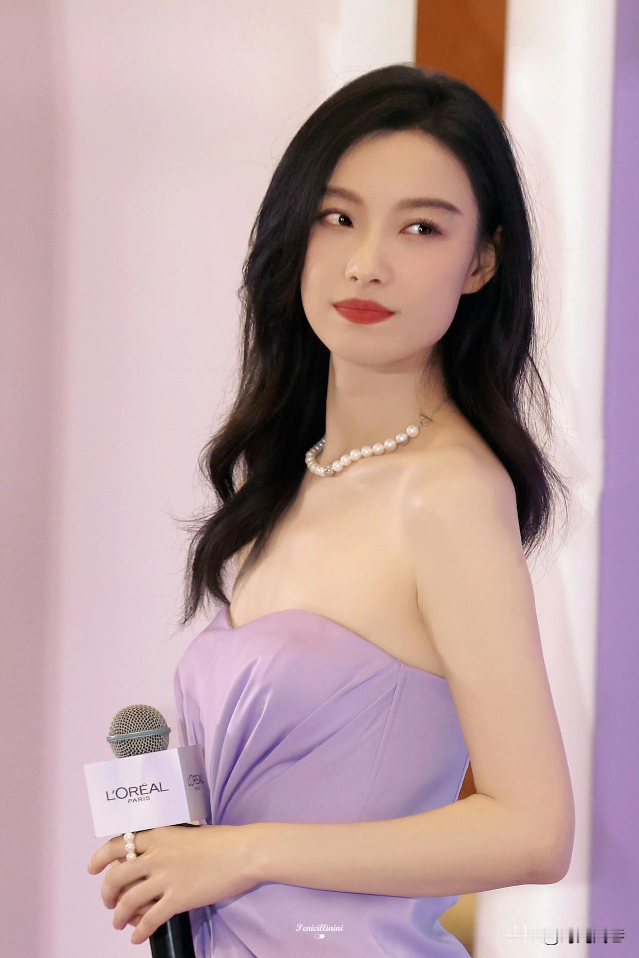 身穿紫色长裙的倪妮，气质优雅，颜值绝美。令人赏心悦目！