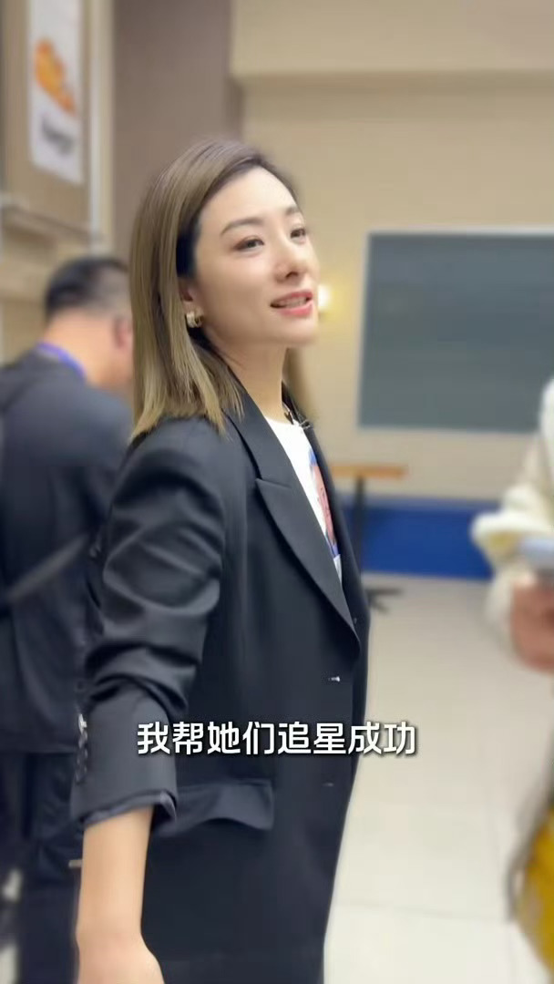 刘璇帮工作人员追星刘涛追星这种私事儿都帮你搞定，上班幸福感这不就来了嘛！ 