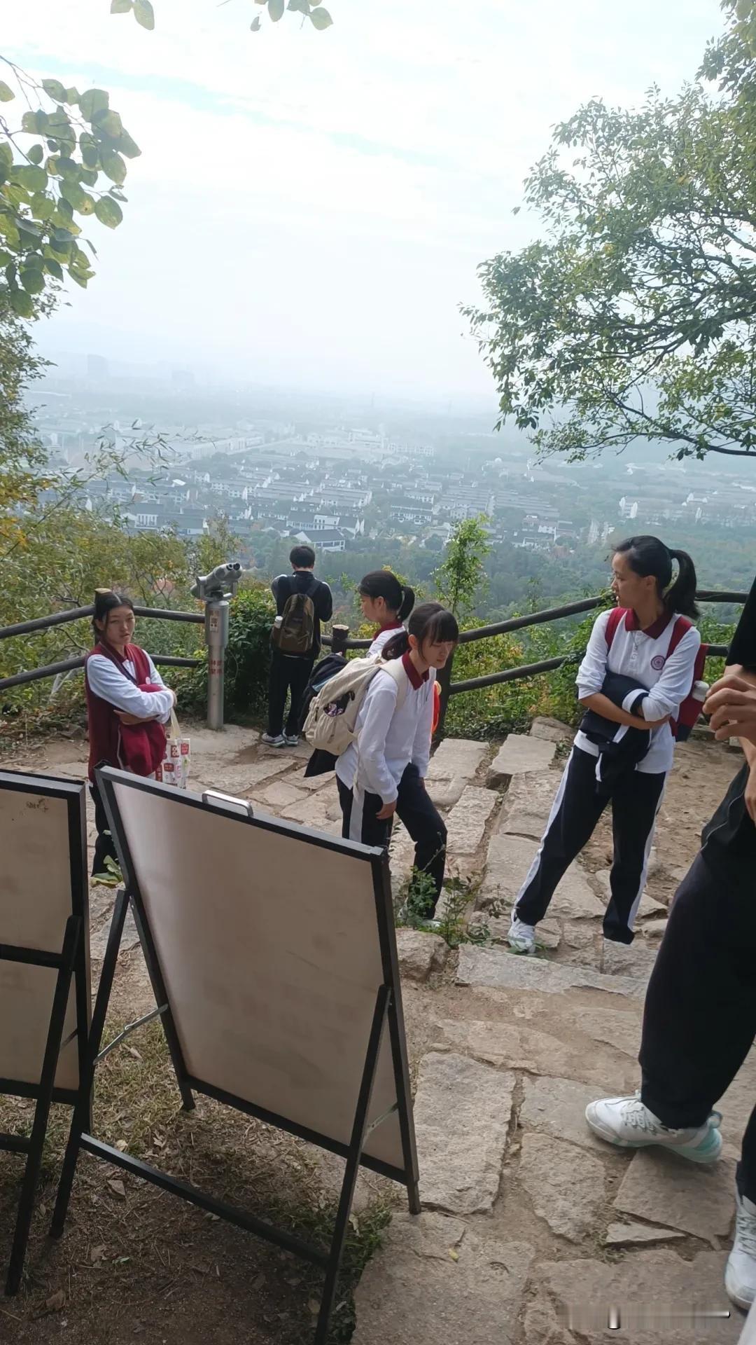 爬苏州天平山，后悔来了。爬了半天才到山顶，一路无风景。下山全是陡梯，大小腿肌肉差