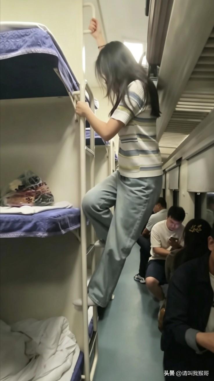 有网友说要想解决硬卧中大家都想抢下铺的问题，只有一个办法，那就是拉大上、中、下铺
