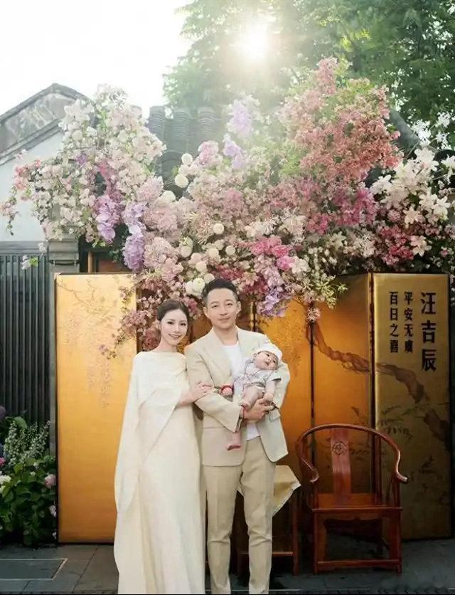 汪小菲北京四合院办百日宴，奶奶的金锁再大，也盖不住儿子冻紫的腿 