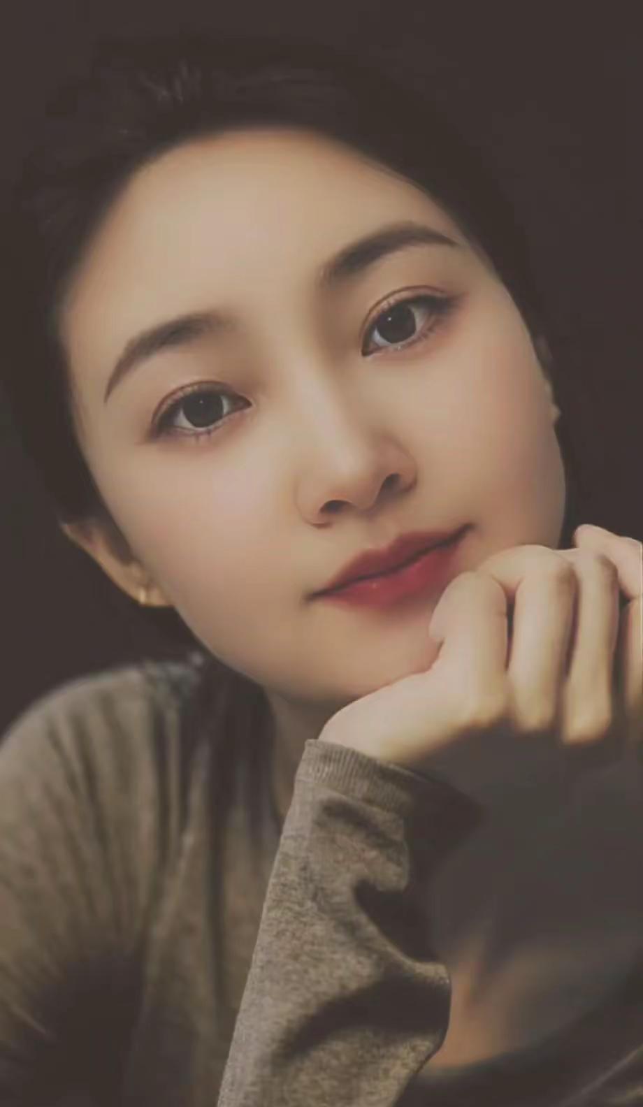 亲爱的老己，今年做个温暖的人，以最大的平静去爱我们不确定的生活，人静，心安，物简