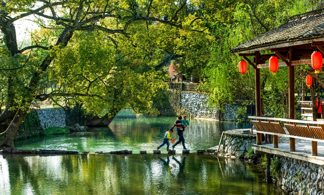夏天躲去婺源上饶·婺源  ，满眼青绿浓得化不开，是绝佳避暑地天没亮，山间云雾慢悠