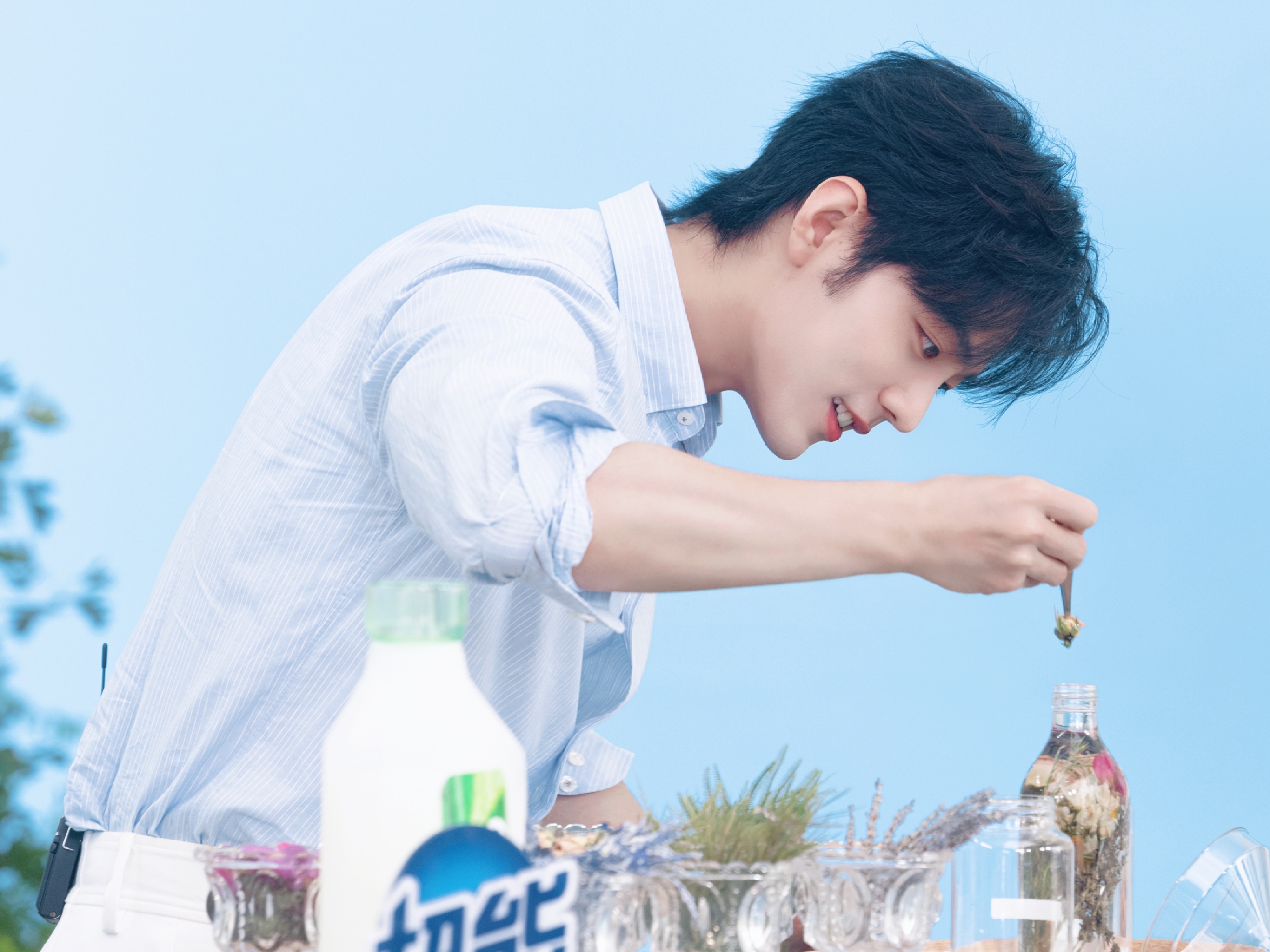 肖战蓝色衬衫清爽男大 等肖战唱歌啊啊啊啊啊啊啊啊，春暖花开🌸 
