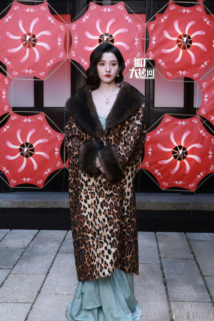 宋祖儿豹纹复古女郎宋祖儿豹纹复古造型 宋祖儿驾驭豹纹毫不费力，复古格调压制浮夸感