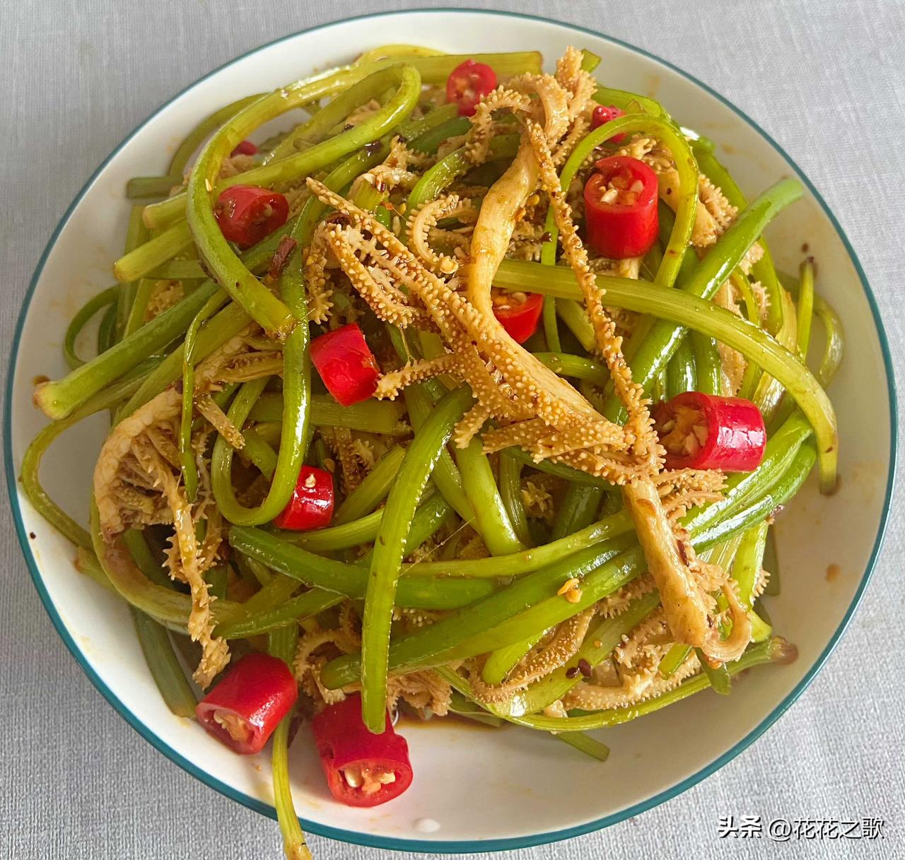 还是三道菜，午餐多一点，顺带给晚餐留一口，自我感觉今日的色彩看着还挺让人食欲满满