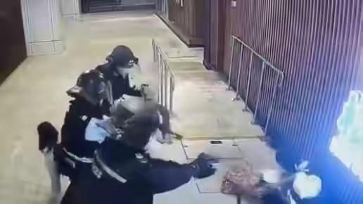 香港屯门商场惊魂夜！持刀狂徒劫持人质瞬间，警察两枪毙敌救下女子，现场监控曝光震撼
