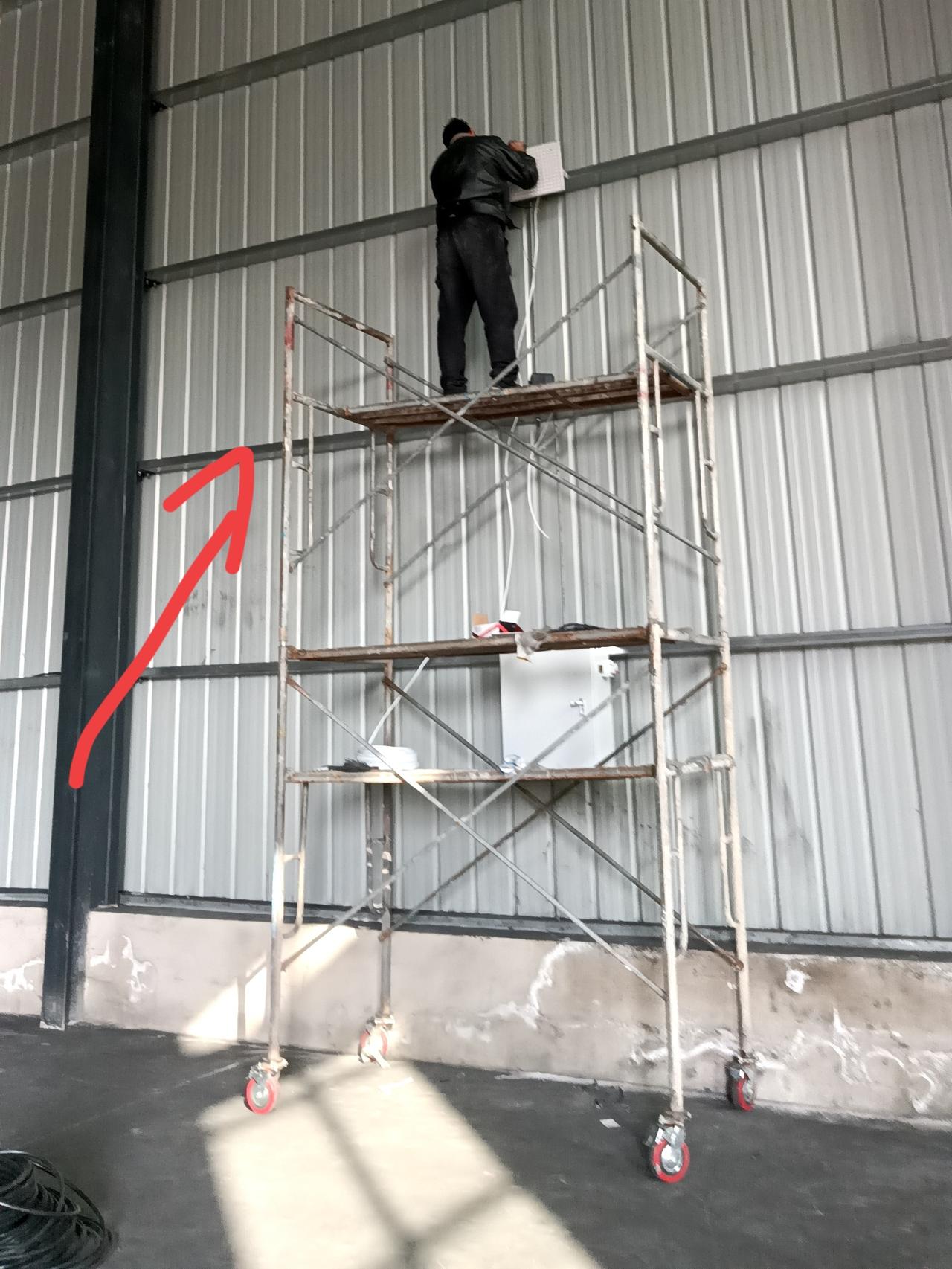 这脚手架搭得，
是“艺高人胆大”还是拿命赌？
 
刚在工地瞅见这一幕，后背直接冒