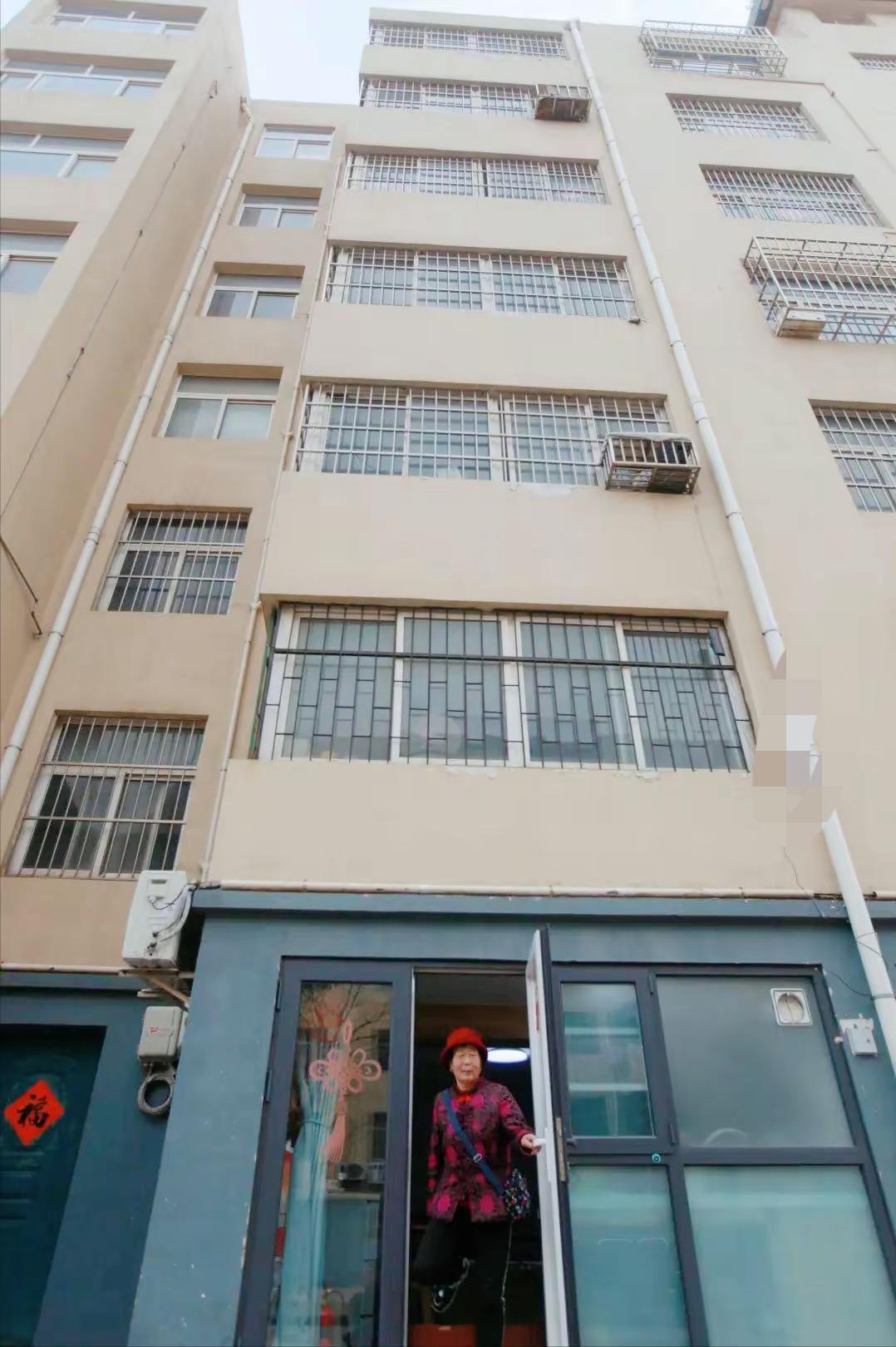 辽宁一户人家火了，让72岁母亲住18㎡车库，网友看后纷纷为她点赞

辽宁车库里的